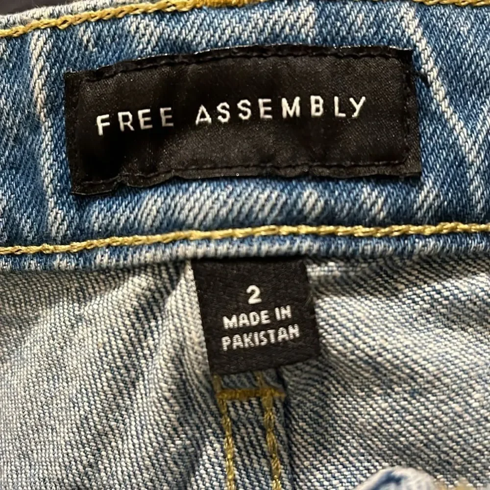 FREE ASSEMBLY NWT SIZE 2 THE SUPER HIGH RISE STRAIGHT JEANS MEDIUM WASH - Picture 6 of 7